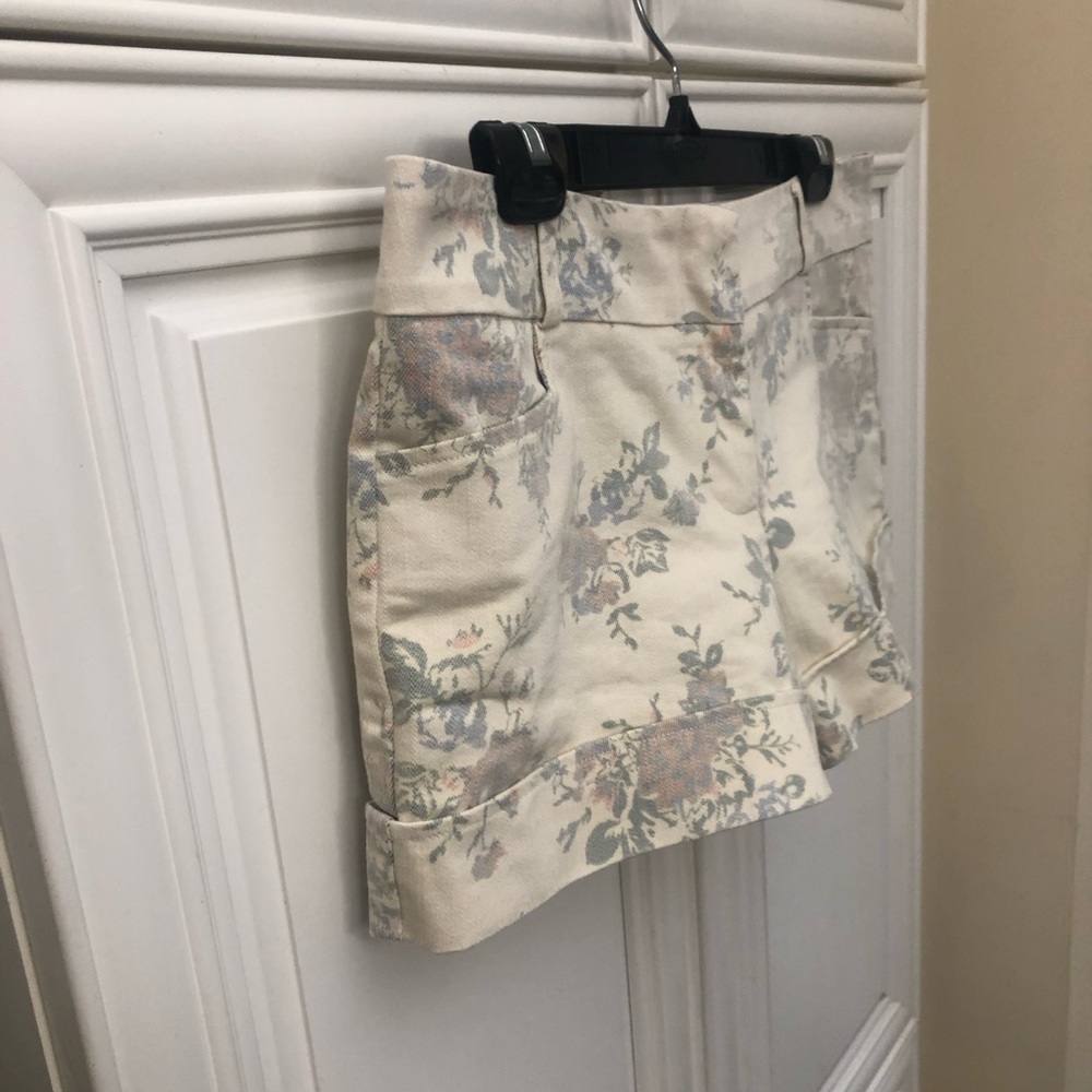 Urban Behavior women’s short floral shorts - Picture 3 of 7